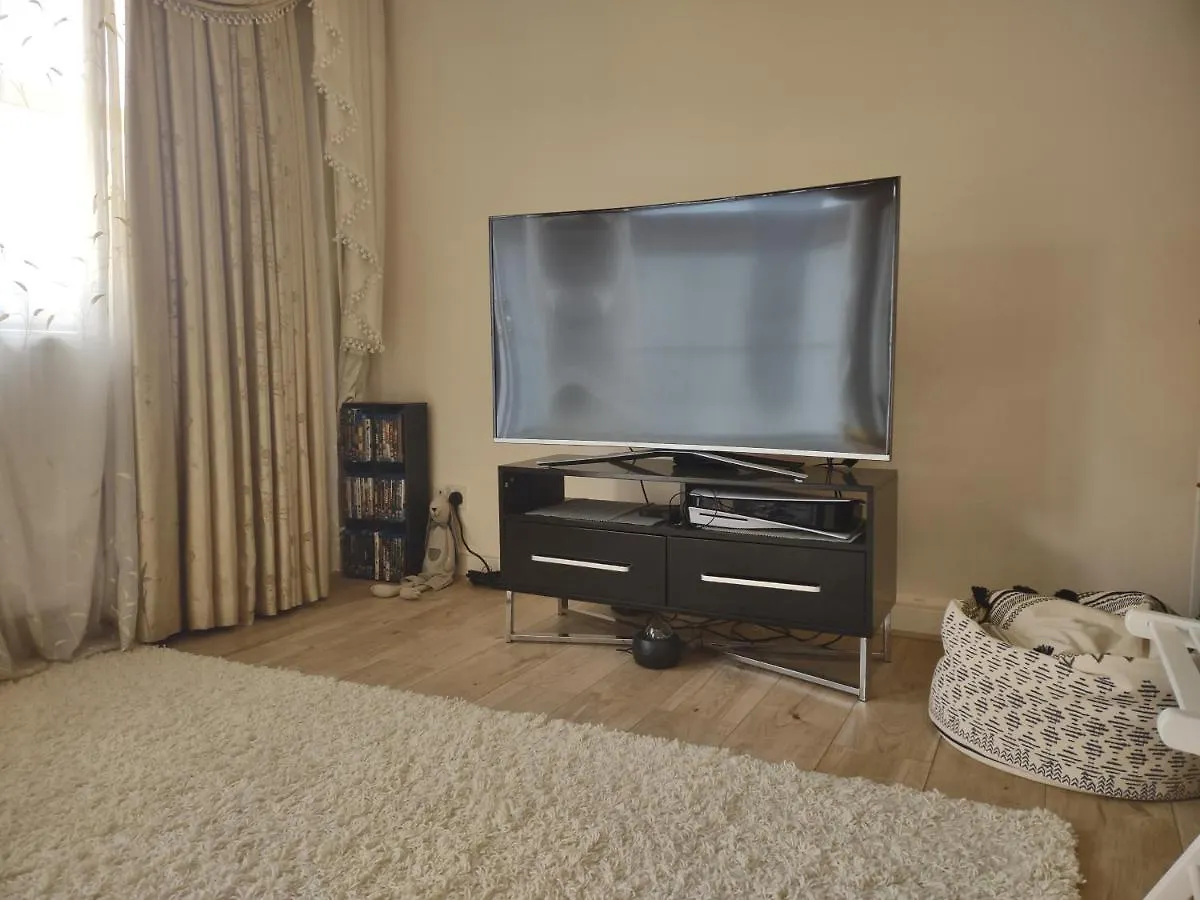 Guest house Quiet And Peaceful Double Bedroom In A Nice House With A Very Large Patio London United Kingdom