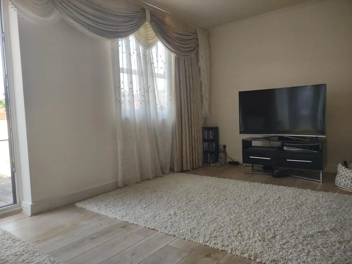 Quiet And Peaceful Double Bedroom In A Nice House With A Very Large Patio London
