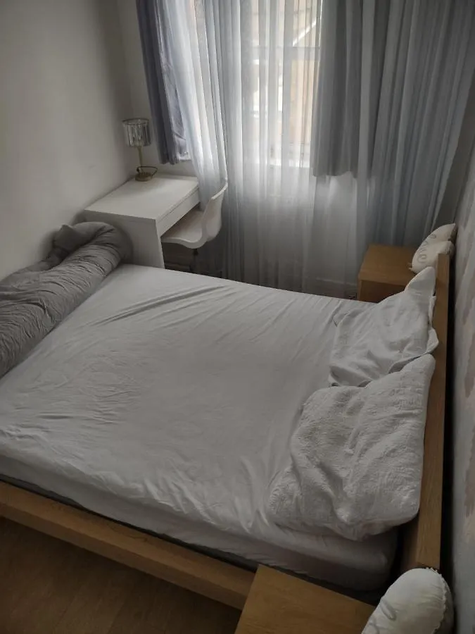 Guest house Quiet And Peaceful Double Bedroom In A Nice House With A Very Large Patio London