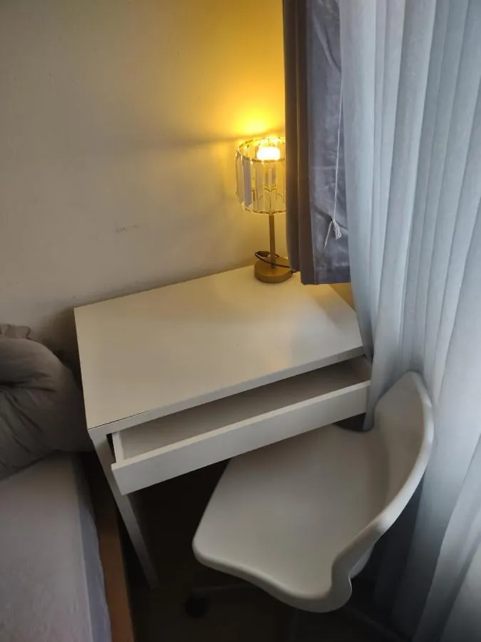 Quiet And Peaceful Double Bedroom In A Nice House With A Very Large Patio London Guest house