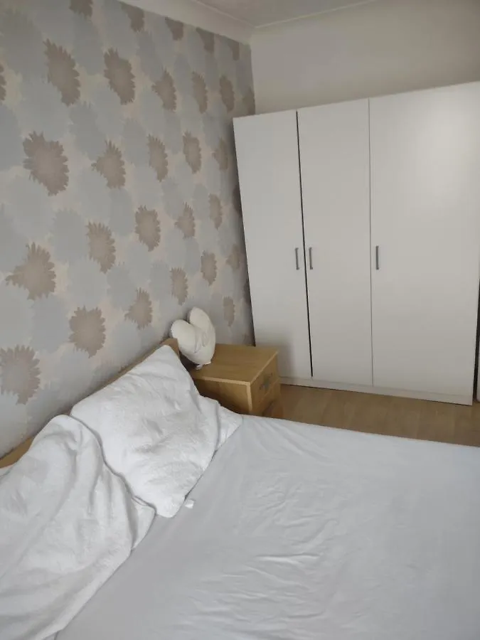Guest house Quiet And Peaceful Double Bedroom In A Nice House With A Very Large Patio London
