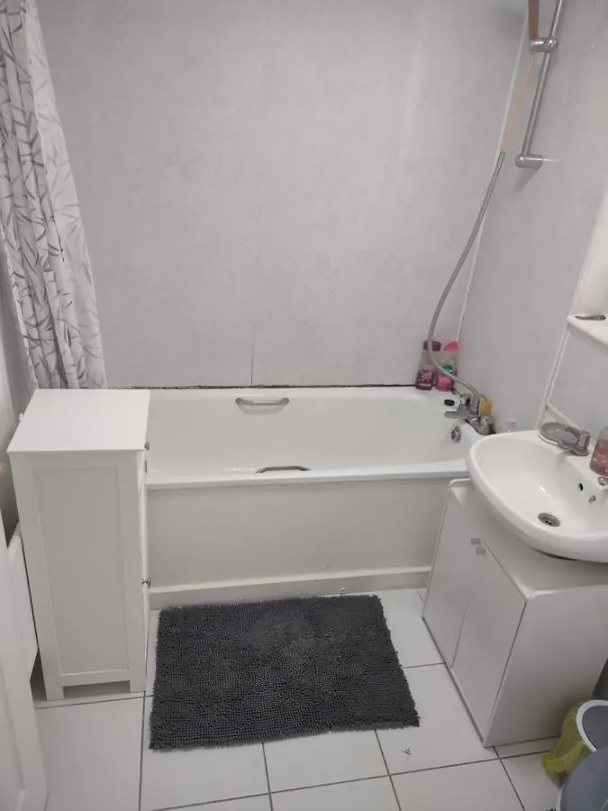 Quiet And Peaceful Double Bedroom In A Nice House With A Very Large Patio London