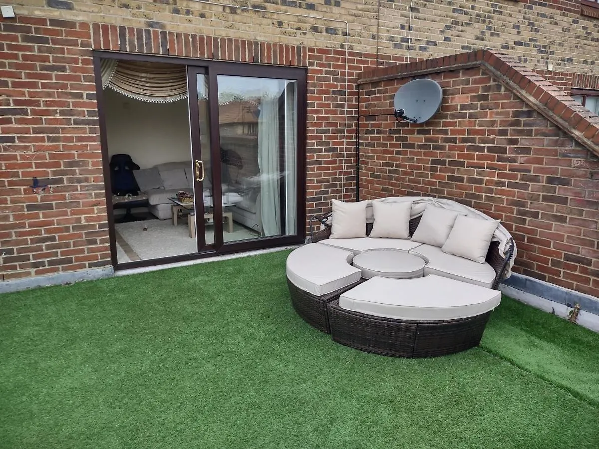 Quiet And Peaceful Double Bedroom In A Nice House With A Very Large Patio London United Kingdom